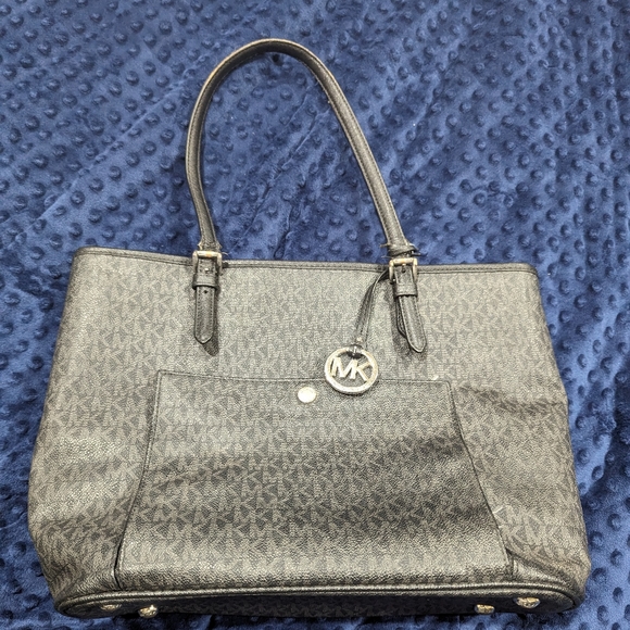 Used MICHAEL KORS Jet Set Zip Tote in Black/Grey Leather - Picture 9 of 16